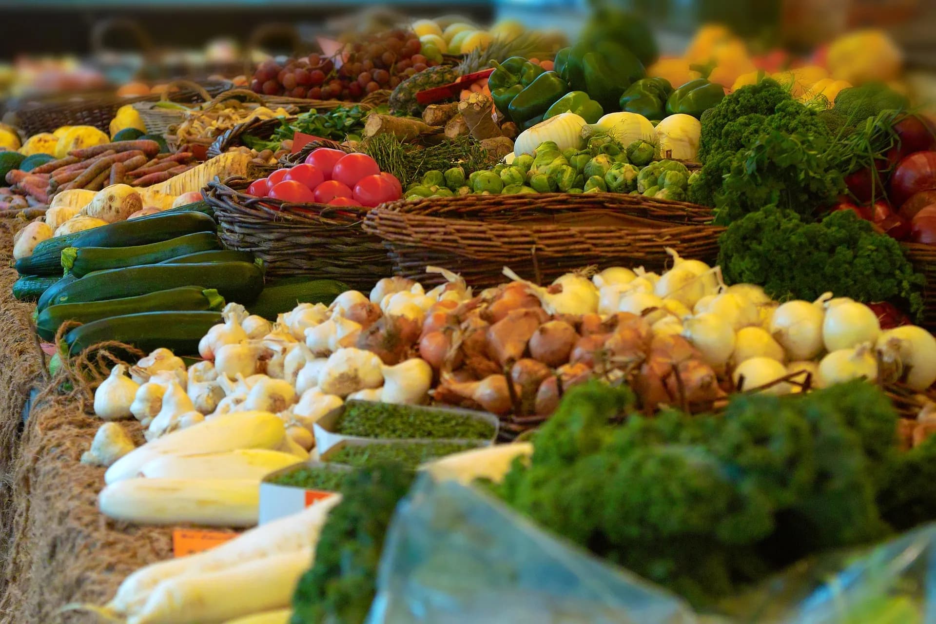 Frische Bio-Gemüse und Obst auf einem Marktstand – Zucchini, Tomaten, Paprika und Kräuter